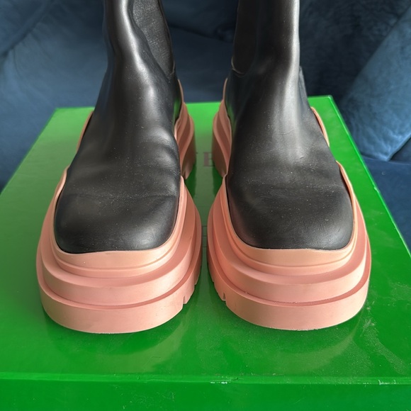 Bottega Veneta Black & Pink Chelsea Tire boots Size 40 - Picture 8 of 9